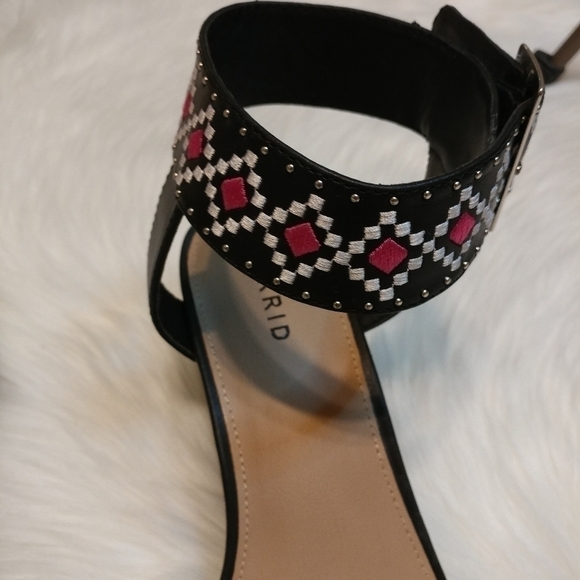 NWOT Torrid Black Wedge Stud Sandals - Picture 5 of 8